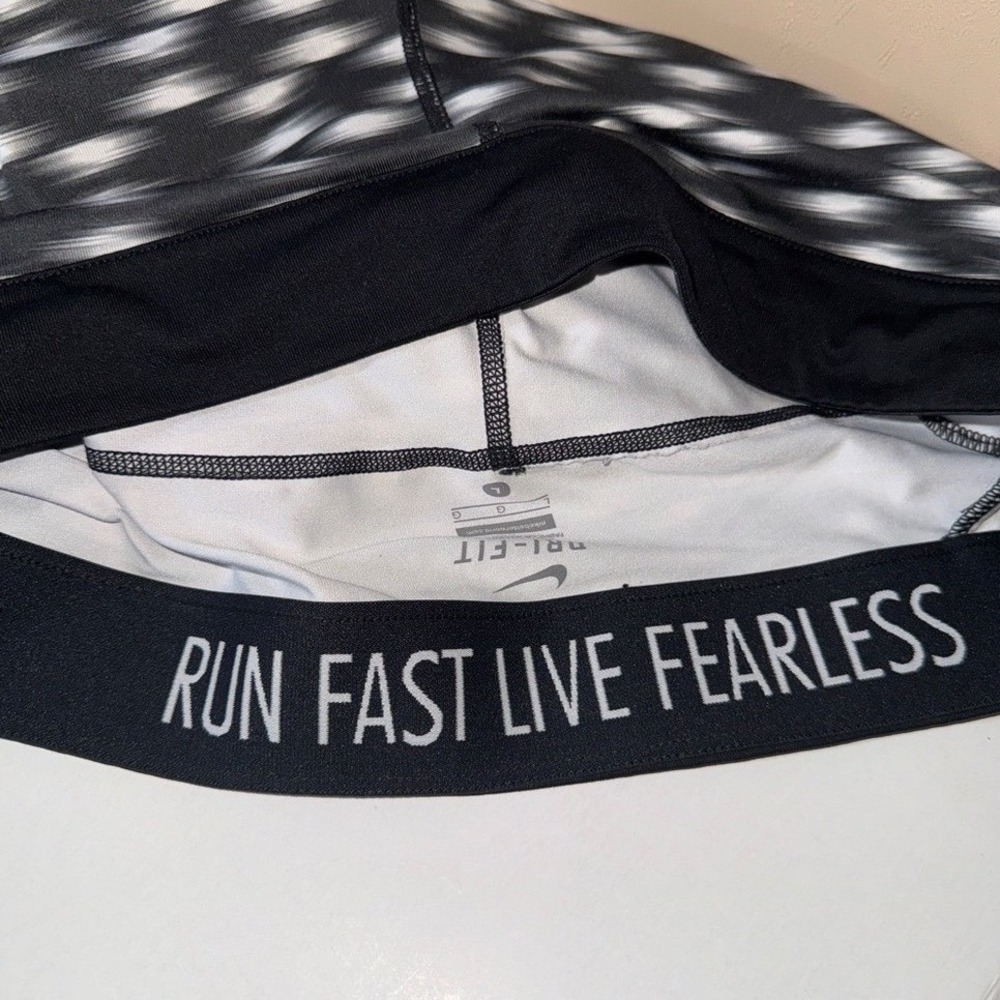Nike Dri-FIT Run Fast Live Fearless Capri Leggings Women's L Zip Pocket‎ 20.5in - Picture 8 of 8